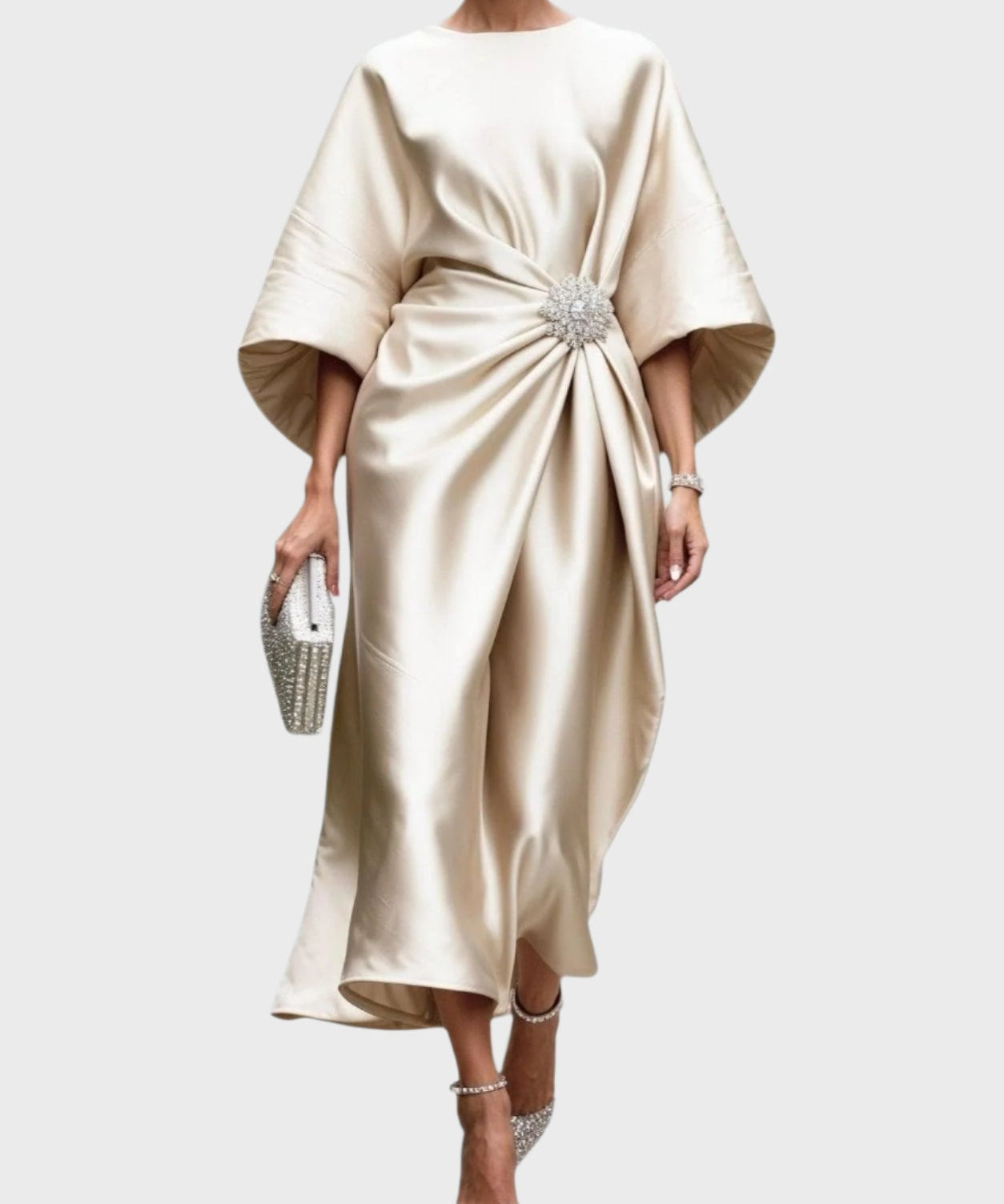 Vestido de Cetim com Pregas Laterais e Fivela Decorativa