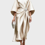 Vestido de Cetim com Pregas Laterais e Fivela Decorativa