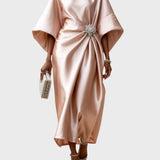 Vestido de Cetim com Pregas Laterais e Fivela Decorativa