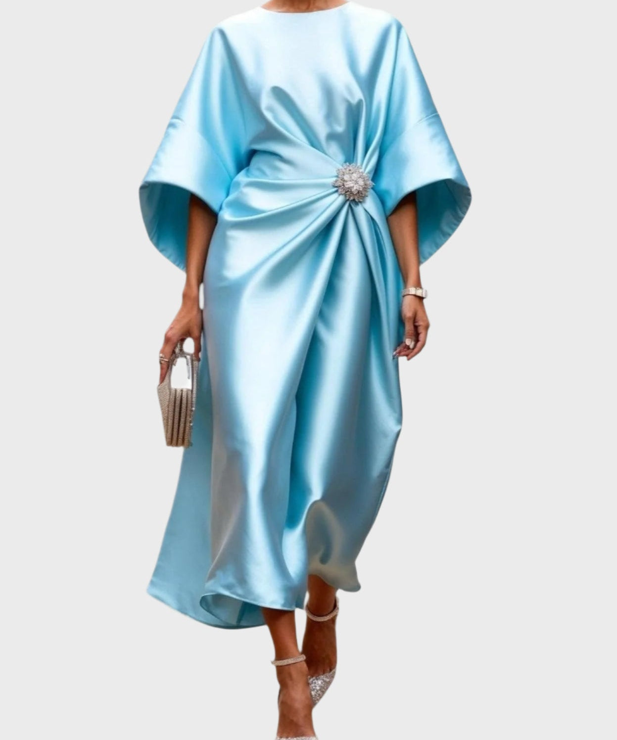 Vestido de Cetim com Pregas Laterais e Fivela Decorativa