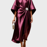 Vestido de Cetim com Pregas Laterais e Fivela Decorativa