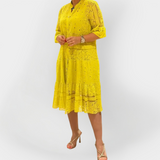 Vestido de Renda com Mangas e Botões Frontais