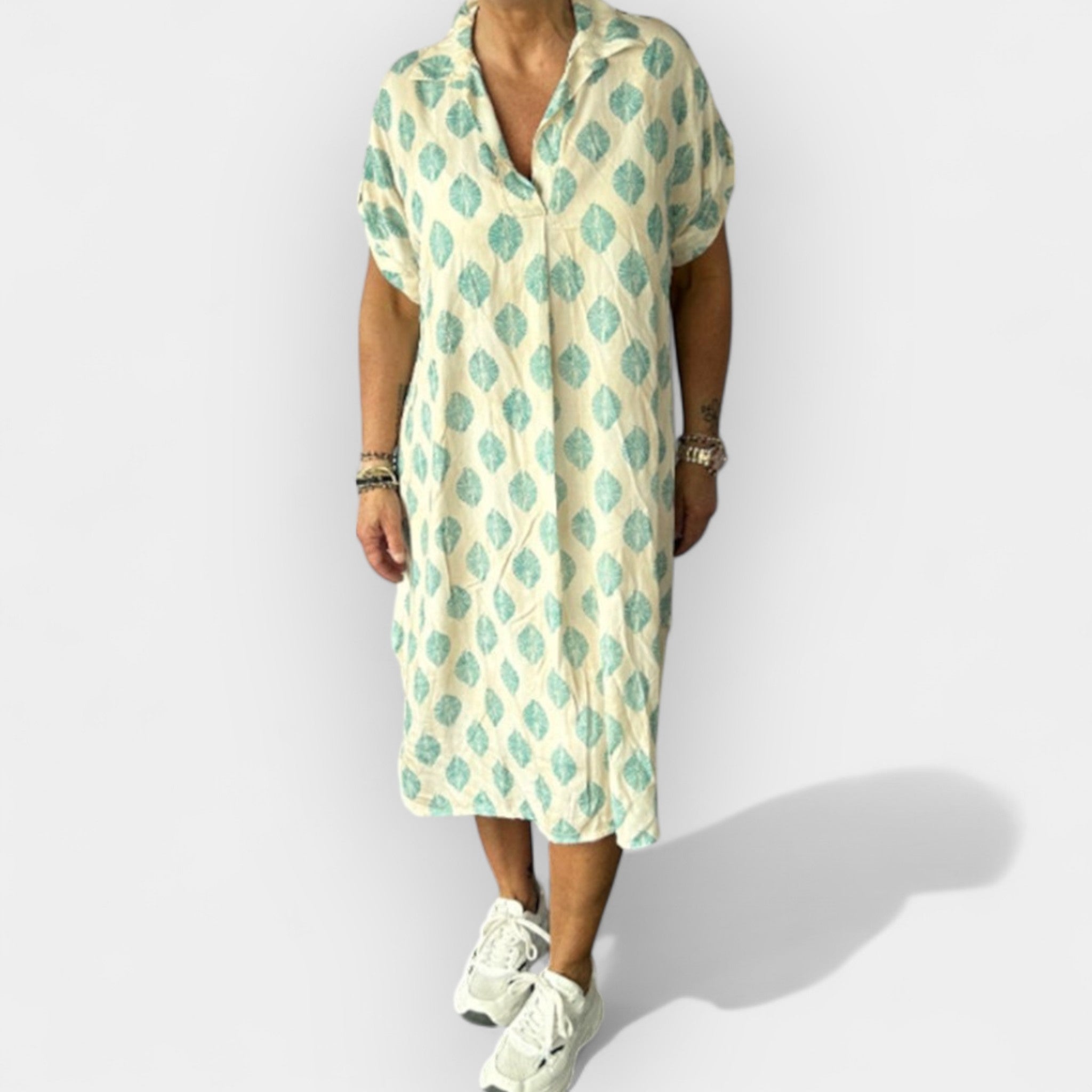 Vestido de verão leve com decote