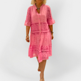 Vestido de Renda com Mangas e Botões Frontais