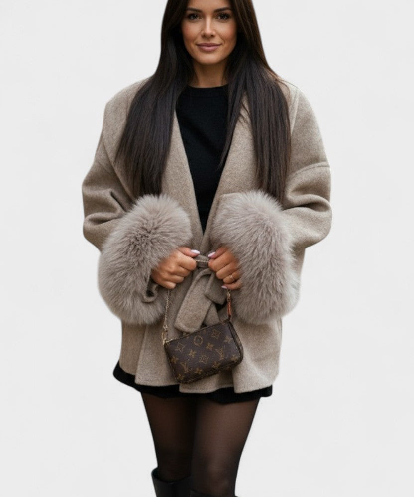 Dagmar™ | Casaco elegante com pelagem ecológica