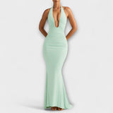 Vestido de gala elegante com costas abertas e decote impressionante