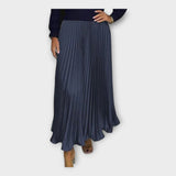 Vestido Elegante com Design Plissado e Estética Intemporal